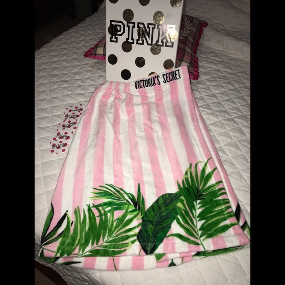 🩷NWOT Victoria’s Secret shower wrap🩷 - Picture 3 of 3